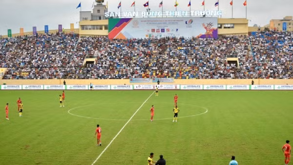 Với 7 điểm sau 3 trận, đội tuyển U23 Malaysia (áo vàng) đã góp mặt tại bán kết bóng đá nam SEA Games 31.