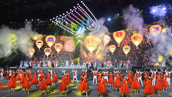 Màn trình diễn tại Lễ bế mạc SEA Games 31. (Ảnh: THÀNH ĐẠT)