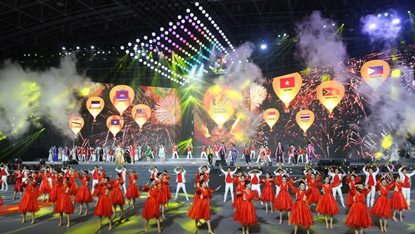 Màn trình diễn tại Lễ bế mạc SEA Games 31. (Ảnh: THÀNH ĐẠT)