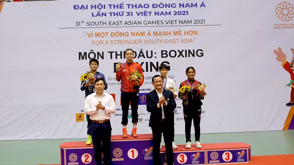 Ban tổ chức trao Huy chương Vàng cho Nguyễn Thị Tâm và các vận động viên.