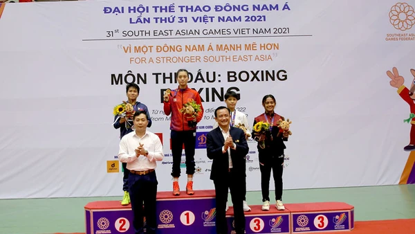 Ban tổ chức trao Huy chương Vàng cho Nguyễn Thị Tâm và các vận động viên.