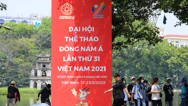 Pano, áp-phích tuyên truyền SEA Games 31 được đặt tại khu vực hồ Hoàn Kiếm. (Ảnh: THÀNH ĐẠT)