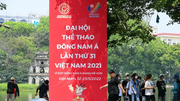 Pano, áp-phích tuyên truyền SEA Games 31 được đặt tại khu vực hồ Hoàn Kiếm. (Ảnh: THÀNH ĐẠT)