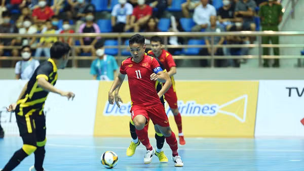 Đội trưởng Văn Vũ bứt tốc dũng mãnh trước cầu thủ của Malaysia. (Ảnh: VFF)
