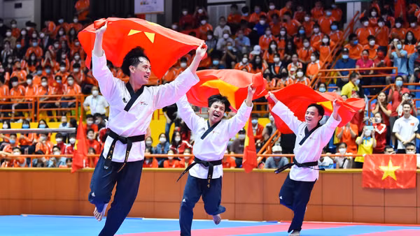 Trần Hồ Duy, Nguyễn Đình Khôi, Nguyễn Thiên Phụng ăn mừng sau khi giành Huy chương Vàng nội dung Quyền tiêu chuẩn đồng đội nam.