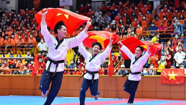 Trần Hồ Duy, Nguyễn Đình Khôi, Nguyễn Thiên Phụng ăn mừng sau khi giành Huy chương Vàng nội dung Quyền tiêu chuẩn đồng đội nam.