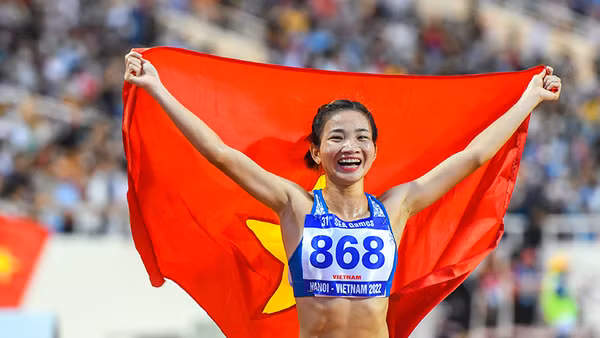 Nguyễn Thị Oanh sau khi phá kỷ lục SEA Games ngay lập tức ôm cờ Tổ quốc chạy quanh sân.