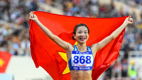 Nguyễn Thị Oanh sau khi phá kỷ lục SEA Games ngay lập tức ôm cờ Tổ quốc chạy quanh sân.