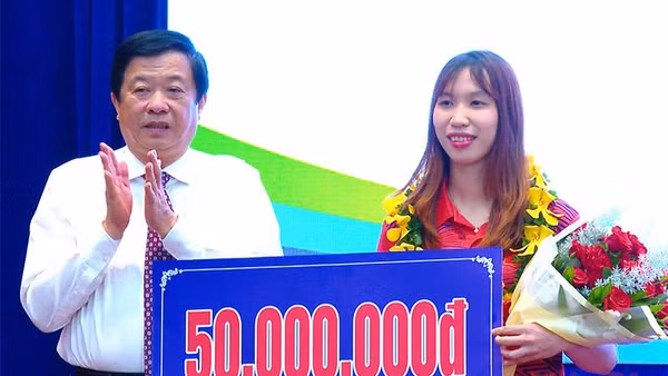 Bí thư Tỉnh ủy Vĩnh Long Bùi Văn Nghiêm trao thưởng cho vận động viên đạt Huy chương Vàng.