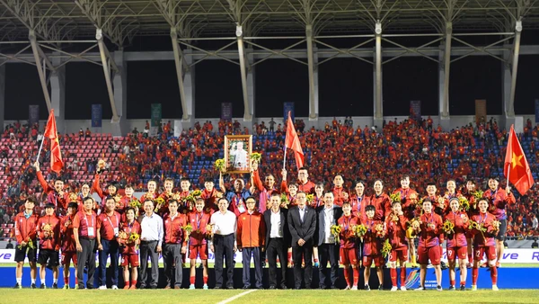 Đội tuyển bóng đá nữ Việt Nam đón nhận Huy chương Vàng SEA Games 31
