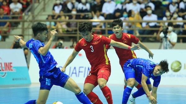 Đội tuyển futsal nam Việt Nam (áo đỏ) giành Huy chương Đồng SEA Games 31. (Ảnh: VFF)