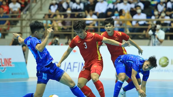 Đội tuyển futsal nam Việt Nam (áo đỏ) giành Huy chương Đồng SEA Games 31. (Ảnh: VFF)