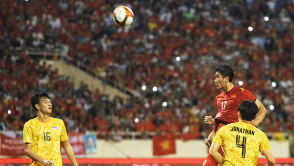 Pha bóng định đoạt trận đấu của Nhâm Mạnh Dũng. (Ảnh: KHIẾU MINH)