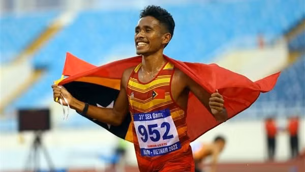 Niềm vui của vận động viên Felisberto De Deus (Timor Lester) khi giành huy chương Bạc nội dung chạy 10.000 nam. (Ảnh: TTXVN)