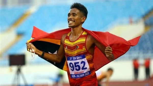 Niềm vui của vận động viên Felisberto De Deus (Timor Lester) khi giành huy chương Bạc nội dung chạy 10.000 nam. (Ảnh: TTXVN)