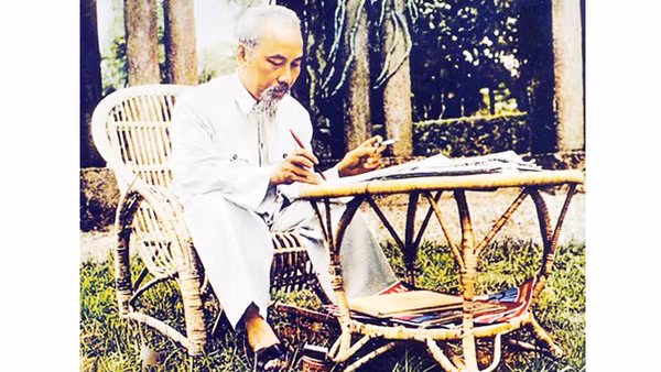 Chủ tịch Hồ Chí Minh làm việc tại Phủ Chủ tịch. Ảnh tư liệu