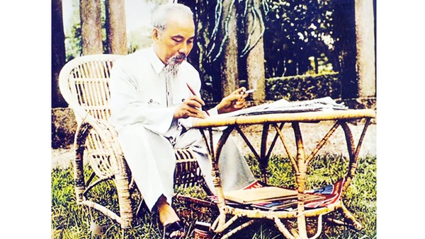 Chủ tịch Hồ Chí Minh làm việc tại Phủ Chủ tịch. Ảnh tư liệu