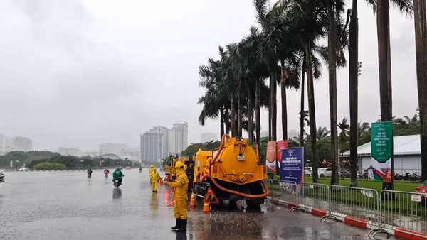 Công nhân Công ty Thoát nước Hà Nội ứng trực chung quanh khu vực Sân vận động Mỹ Đình. (Ảnh: Ngọc Anh)