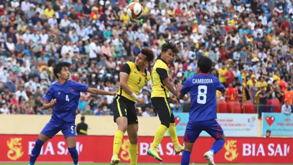 Trận hòa trước U23 Campuchia (áo xanh) đang khiến U23 Malaysia đứng trước nguy cơ mất ngôi đầu bảng B. (Ảnh: FAM)