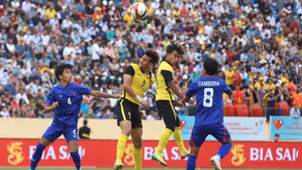 Trận hòa trước U23 Campuchia (áo xanh) đang khiến U23 Malaysia đứng trước nguy cơ mất ngôi đầu bảng B. (Ảnh: FAM)