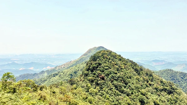 Trên đỉnh Ngọa Vân (núi Bảo Đài) nhìn về phía Hải Dương.