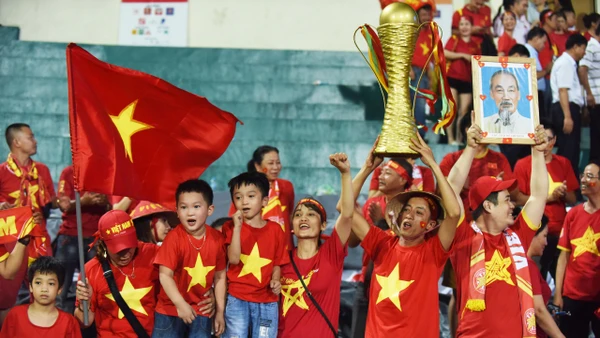 Người hâm mộ hân hoan sau chiến thắng của đội tuyển Việt Nam. (Ảnh: TRẦN HẢI)