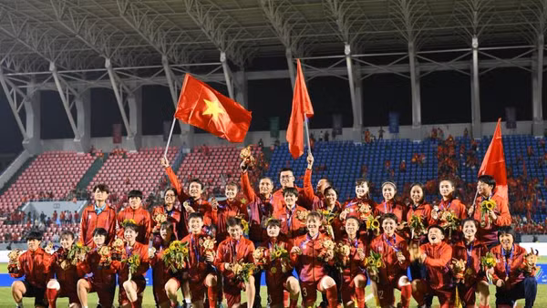 Thầy trò huấn luyện viên Mai Đức Chung nhận Huy chương Vàng SEA Games 31 sau chiến thắng đội tuyển Thái Lan. (Ảnh: THÀNH ĐẠT) 