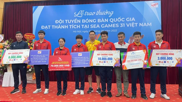 Toàn cảnh lễ trao thưởng cho Đội tuyển bóng bàn quốc gia.