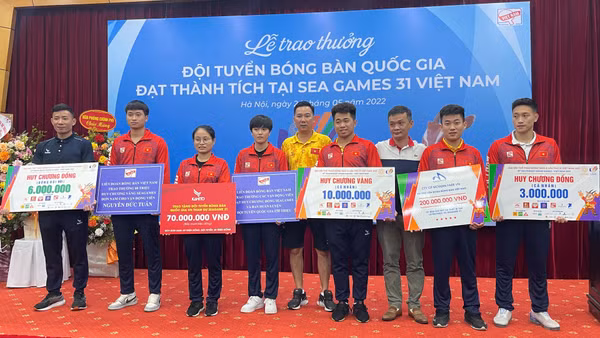 Toàn cảnh lễ trao thưởng cho Đội tuyển bóng bàn quốc gia.