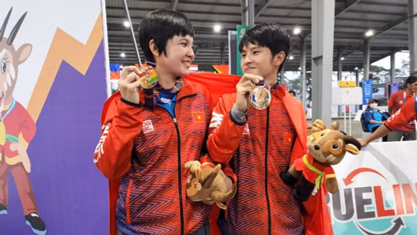 Thái Thị Hồng Thoa (bên trái) hạnh phúc với tấm Huy chương Vàng bộ môn bi sắt nội dung đôi nữ. (Ảnh: SƠN BÁCH)