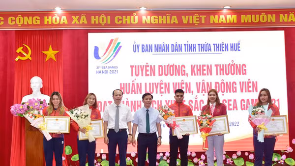 Lãnh đạo tỉnh tặng Bằng khen và hoa chúc mừng 5 VĐV của tỉnh đạt thành tích xuất sắc tại SEA Games 31.