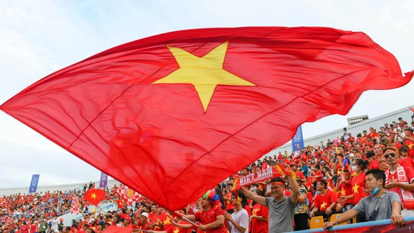 Sắc đỏ phủ kín sân Cẩm Phả