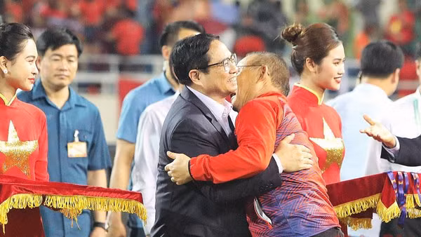 Thủ tướng Phạm Minh Chính chúc mừng và cảm ơn Huấn luyện viên Park Hang-seo. (Ảnh: KHIẾU MINH)