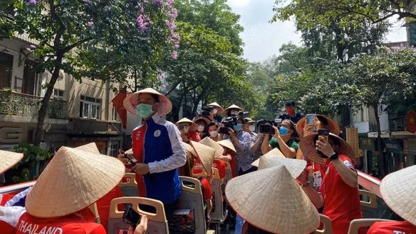 Đoàn vận động viên Thái Lan trải nghiệm du lịch thành phố bằng xe bus hai tầng.