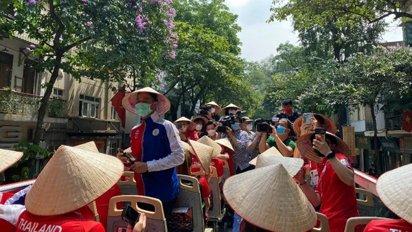 Đoàn vận động viên Thái Lan trải nghiệm du lịch thành phố bằng xe bus hai tầng.