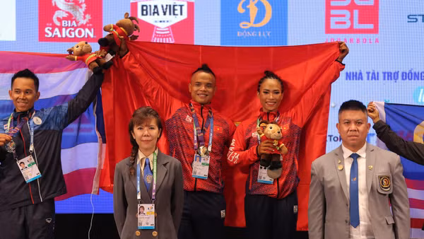 Hai lực sĩ Trần Hoàng Duy Thuận và Bùi Thị Thoa xuất sắc giành tấm Huy chương Vàng quý giá. (Ảnh: SƠN BÁCH)