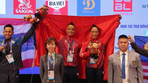 Hai lực sĩ Trần Hoàng Duy Thuận và Bùi Thị Thoa xuất sắc giành tấm Huy chương Vàng quý giá. (Ảnh: SƠN BÁCH)