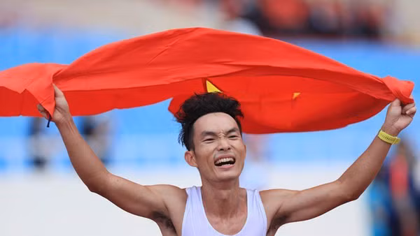Hoàng Nguyên Thanh giành tấm Huy chương Vàng lịch sử cho marathon Việt Nam.