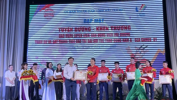 Đồng chí Phạm Xuân Thăng, Ủy viên Trung ương Đảng, Bí thư Tỉnh ủy Hải Dương trao tặng Bằng khen các vận độn viên, huấn luyện viên đạt thành tích xuất sắc tại SEA Games 31.