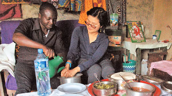 Rót nước cho khách rửa tay trước khi ăn.