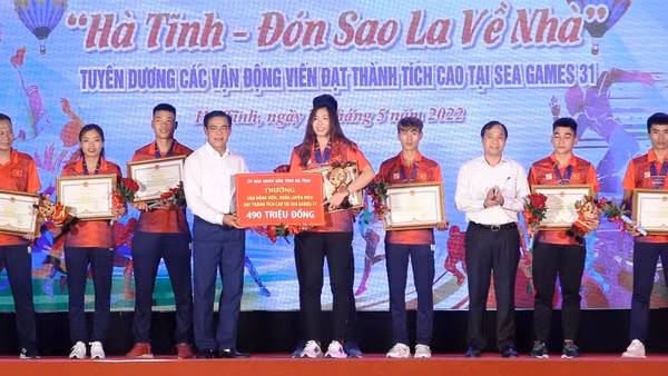 Đại diện lãnh đạo tỉnh Hà Tĩnh trao tặng Bằng khen cho các vận động viên, huấn luyện viên đạt thành tích cao tại SEA Games 31.