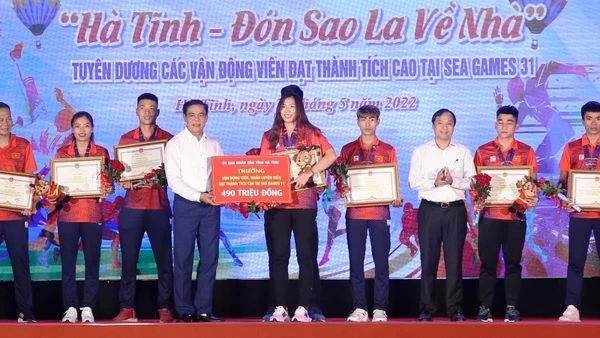 Đại diện lãnh đạo tỉnh Hà Tĩnh trao tặng Bằng khen cho các vận động viên, huấn luyện viên đạt thành tích cao tại SEA Games 31.