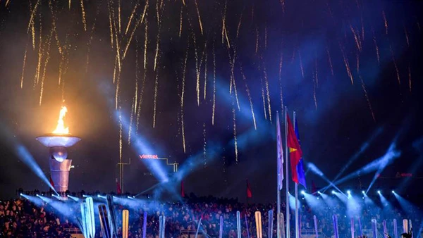 Pháo hoa thắp sáng Lễ khai mạc SEA Games 31. (Ảnh: THÀNH ĐẠT)