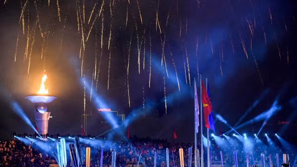 Pháo hoa thắp sáng Lễ khai mạc SEA Games 31. (Ảnh: THÀNH ĐẠT)