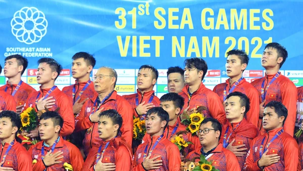 HLV Park Hang-seo cùng các tuyển thủ U23 Việt Nam trên bục vinh quang. (Ảnh: THÀNH ĐẠT)