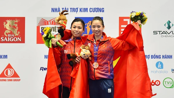 Hoàng Thị Phương Giang và Dương Thúy Vi nhận Huy chương Vàng và Đồng nội dung Trường quyền nữ.