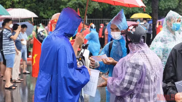 Cò vé chào mời một cặp vé khán đài D với giá 4 triệu đồng. (ẢNH: Sơn Bách)