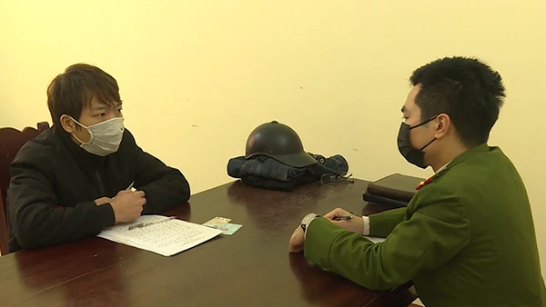 Công an thành phố Việt Trì, Phú Thọ, bắt đối tượng có hành vi cướp giật trên địa bàn. (Ảnh: Nguyễn Chung)