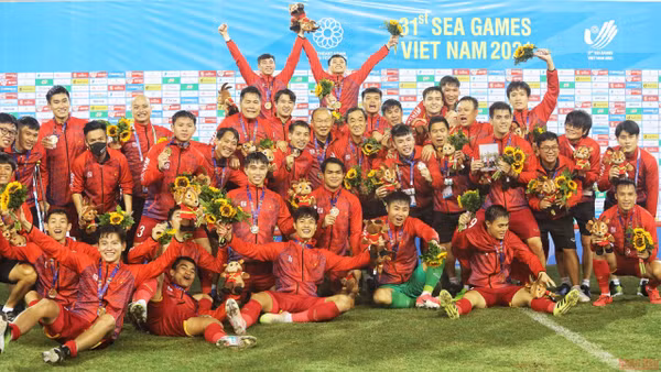 Thầy trò huấn luyện viên Park Hang-seo ăn mừng tấm Huy chương Vàng bóng đá nam SEA Games 31. (Ảnh: KHIẾU MINH)