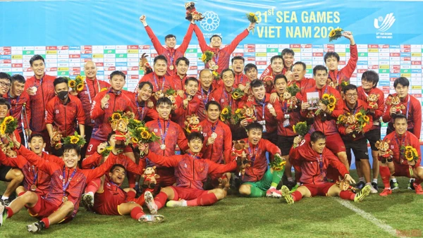 Thầy trò huấn luyện viên Park Hang-seo ăn mừng tấm Huy chương Vàng bóng đá nam SEA Games 31. (Ảnh: KHIẾU MINH)